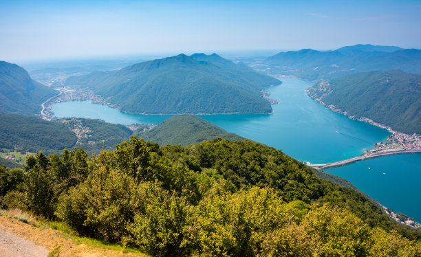 瑞士美丽的山湖和一座桥图片下载