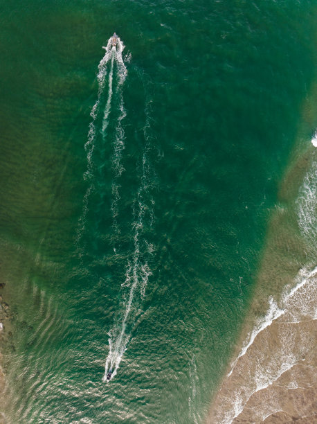 从游艇的无人机俯瞰。，豪华浮船。图片下载