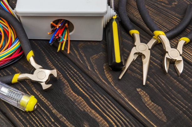 电气接线盒、电缆、电线和电气安装过程中使用的工具图片下载