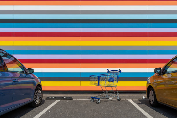 购物车对着多色的墙图片下载