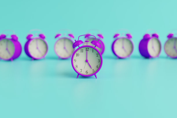 蓝绿色背景上的紫罗兰复古闹钟。图片下载