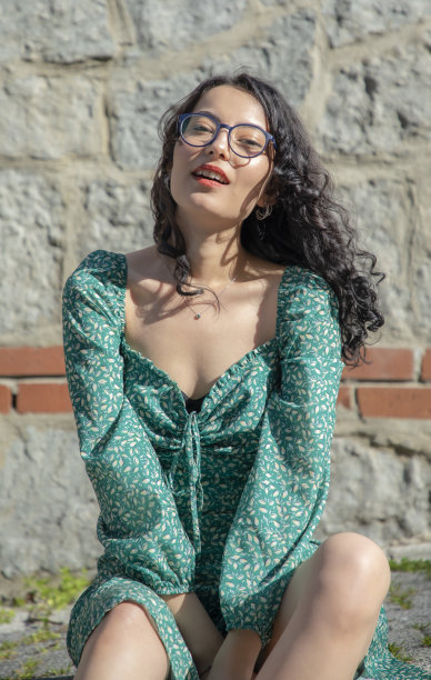 一个黑发的卷发女人的肖像图片下载