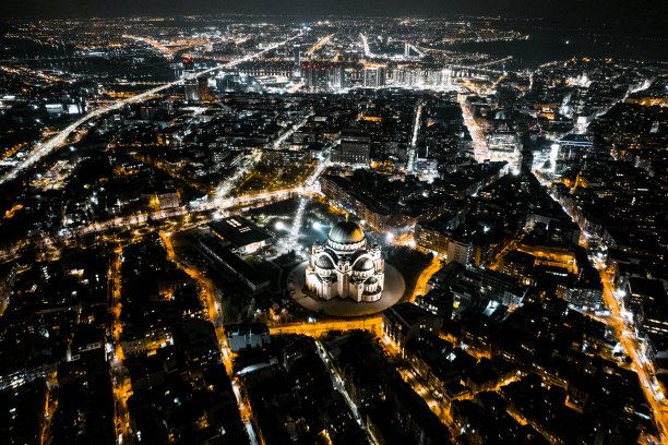 贝尔格莱德的圣萨瓦神庙在夜间从无人机的角度看图片下载