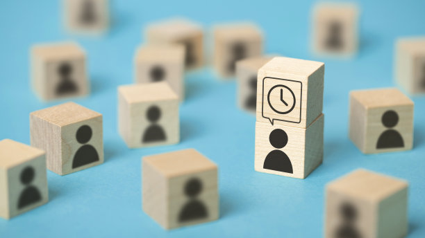 一个人在一群人的包围下思考截止日期图片下载