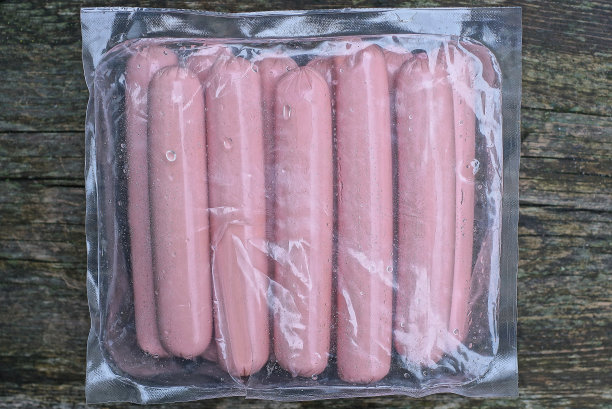 红色生香肠，白色透明塑料玻璃纸包装图片下载