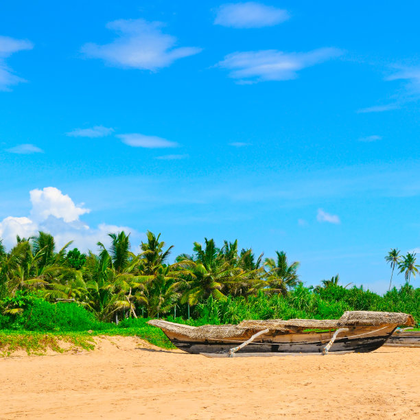 沙滩上的一艘旧渔船。图片下载