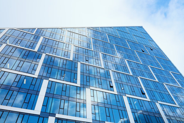 现代办公楼玻璃幕墙。建筑细节。图片下载
