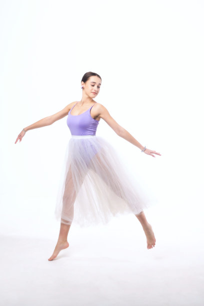 年轻女子在薄纱裙子摆姿势在白色背景。图片下载