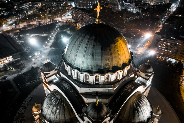 夜间在贝尔格莱德看到的圣萨瓦神庙的无人机视图图片下载