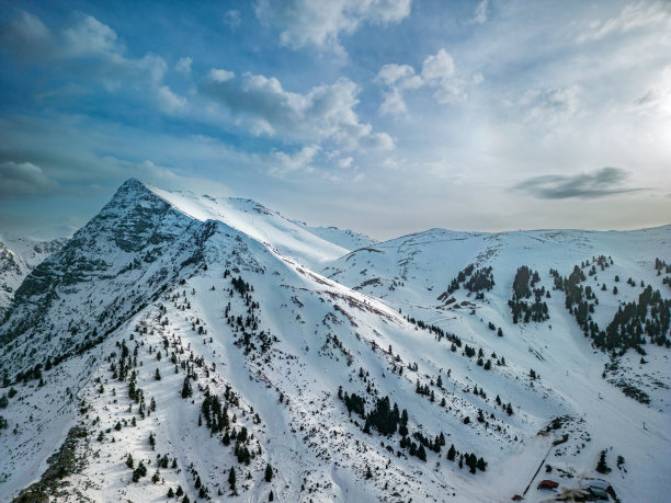 在伯罗奔尼撒半岛卡拉夫里塔的一个阳光明媚的冬天，阿罗亚尼亚切莫斯山顶部的空中全景照片图片下载