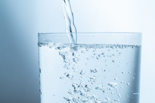 把水倒进玻璃杯里图片下载