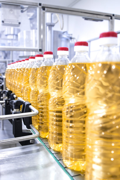 生产瓶装精制烹饪植物油。图片下载