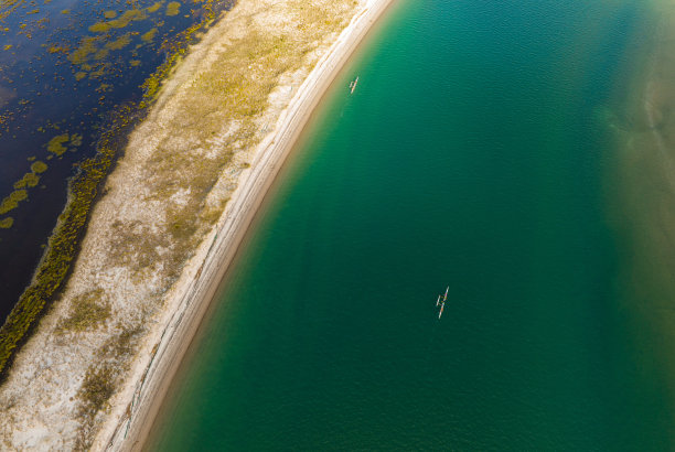 俯瞰桨船在海滩上诅咒。图片下载