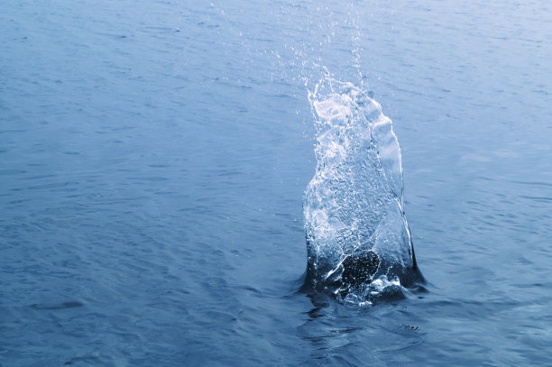 水面撞击飞溅图片下载