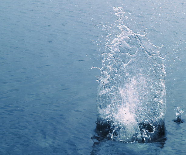 水面撞击飞溅图片下载