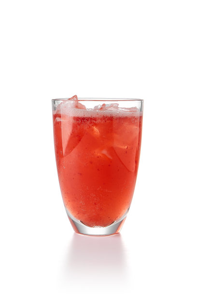 浆果鸡尾酒加冰，白色背景。极简风格的粉色气泡鸡尾酒。浆果饮料加冰。白色背景的有机鸡尾酒。图片下载