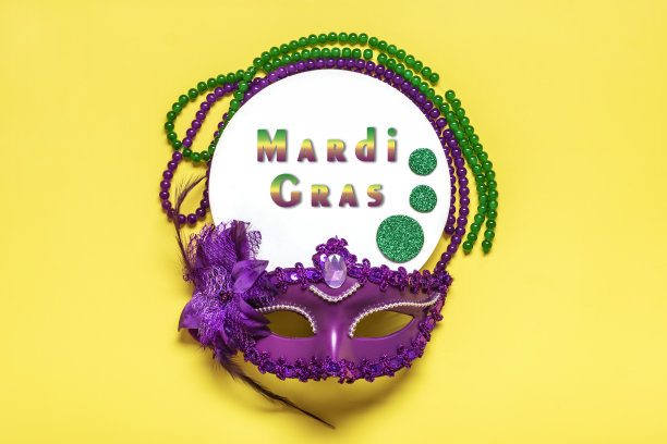 狂欢节的概念。祝贺卡与紫色面具在黄色背景俯视图2023年狂欢节游行时间表模型复制空间图片下载