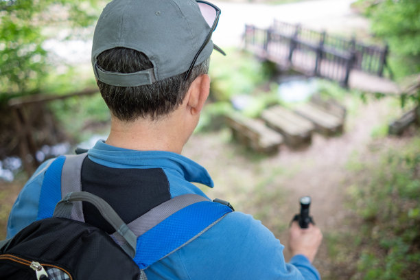 一位中年男子从事山地旅游。图片下载