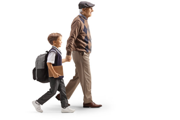 一个爷爷和一个学生手牵着手走路的完整的侧面照片图片下载