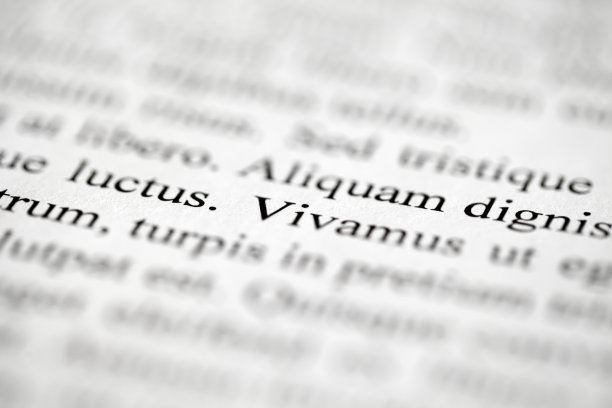 印在纸上的Lorem Ipsum，文字中间对角线，选择性聚焦图片下载