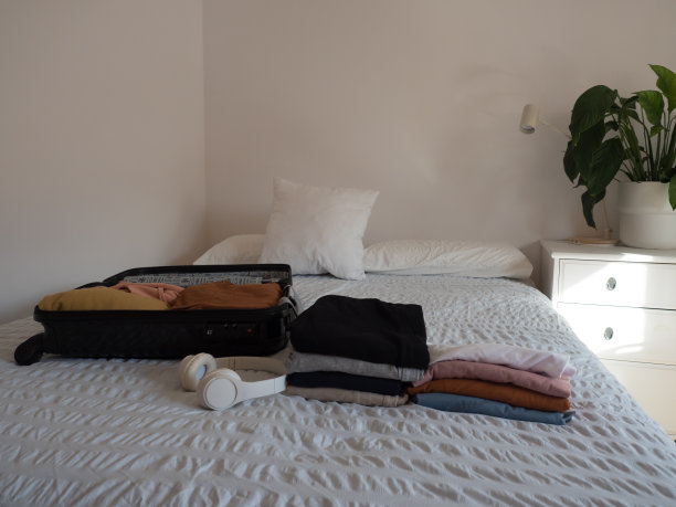 旅行箱准备旅行，旅行概念，酒店房间图片下载