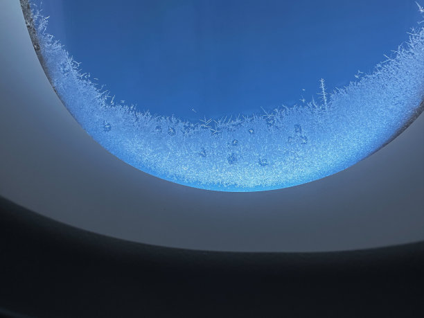 看着座位窗户上的霜图片下载