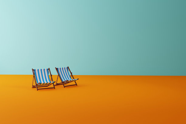 沙滩上的日光浴躺椅。图片下载