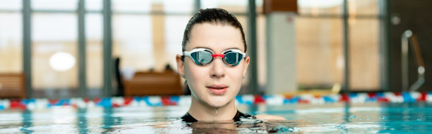 白人成年游泳者在游泳池的肖像。专业运动员戴着游泳眼镜在水里图片下载