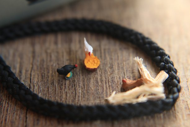 模拟相机带拍摄的一群鸡在笼子里的微型图像。图片下载