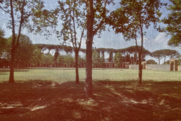 夏天的古代意大利场景:绿树成荫的墙壁和永恒的魅力-资料照片图片下载