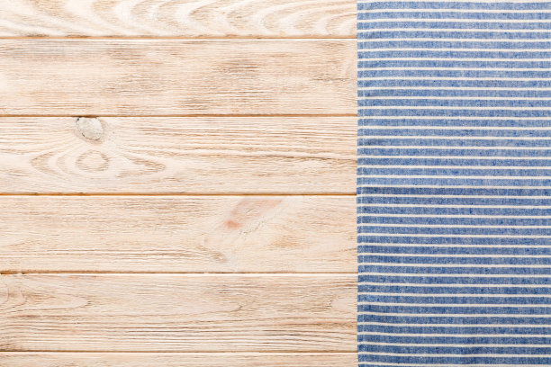俯视图与蓝色厨房餐巾隔离在桌子背景。折叠布的模型与复制空间，平铺。最小的风格图片下载