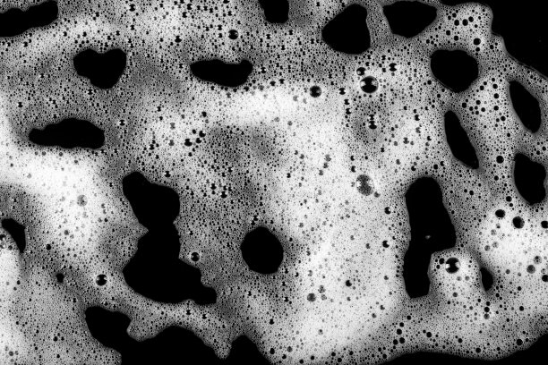 黑色表面上的泡沫。图片下载