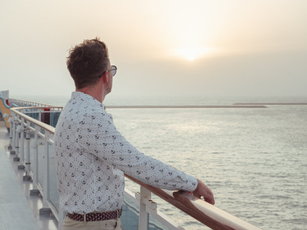 一个时髦男人站在空荡荡的甲板上图片下载