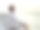 一个时髦男人站在空荡荡的甲板上图片下载