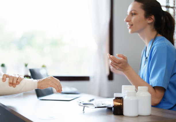 女医生拿着病人的写字板讨论和分析手腕和手指疼痛的肖像。图片下载