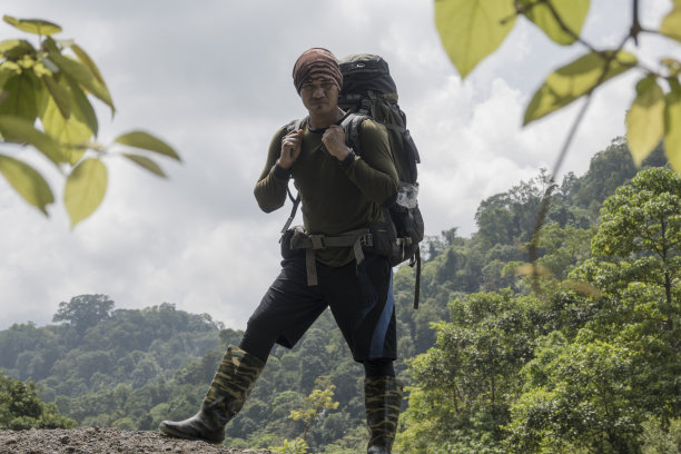 男人休息时享受自然的气氛-库存照片图片下载