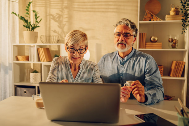 老夫妇在家里用笔记本电脑图片下载