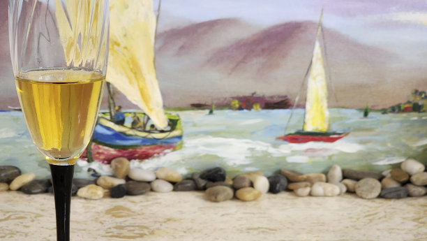 香槟长笛在桌子上的前景。帆船在软焦点背景。图片下载