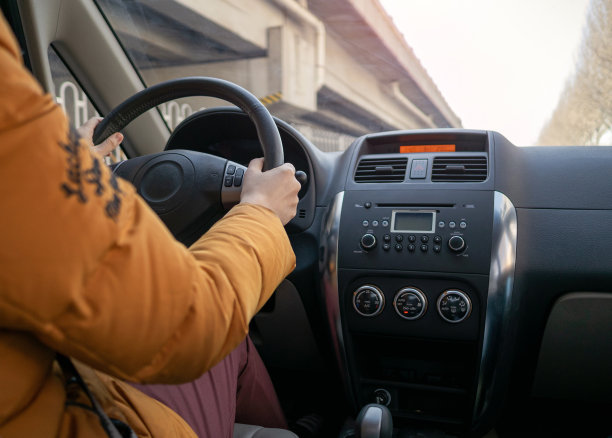 手握方向盘驾驶图片下载