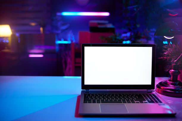 有桌子和笔记本电脑空白屏幕的现代办公室图片下载