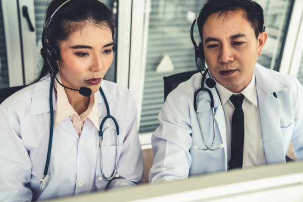 医生团队戴着耳机在医院诊所进行视频通话。远程保健和远程医疗服务的概念。图片下载