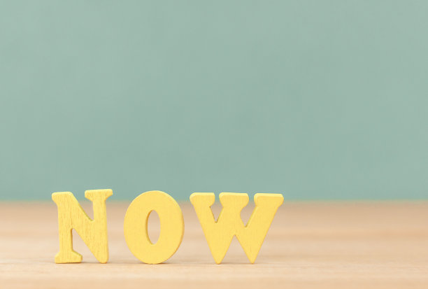 木字现在摆在桌面上。当下的概念。图片下载