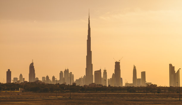 拥有摩天大楼和高速公路的迪拜城市景观图片下载