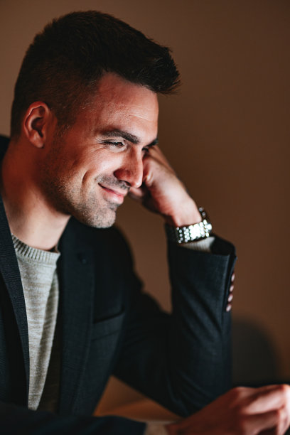 晚上在家办公的快乐商人图片下载