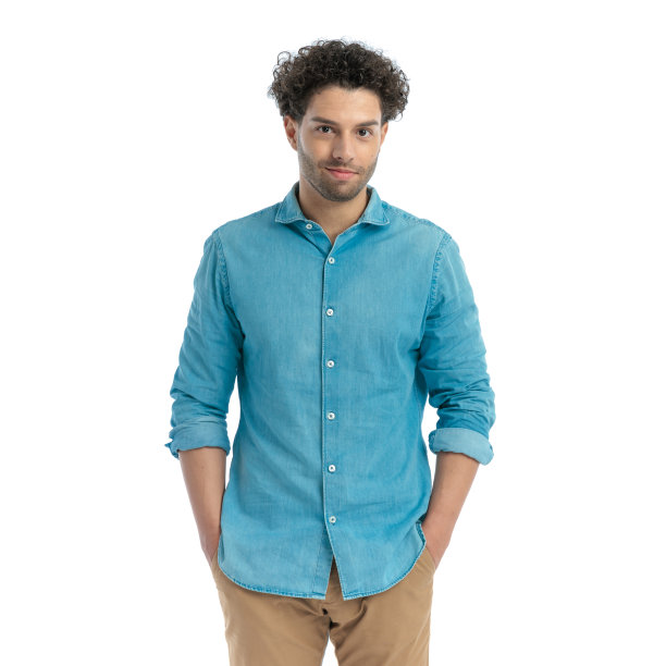 穿着休闲装的土耳其青年男子肖像，双手插在口袋里图片下载