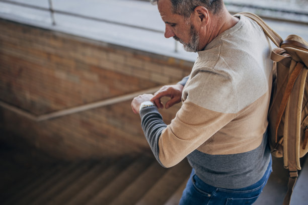 一名大胡子游客在火车站用手表图片下载