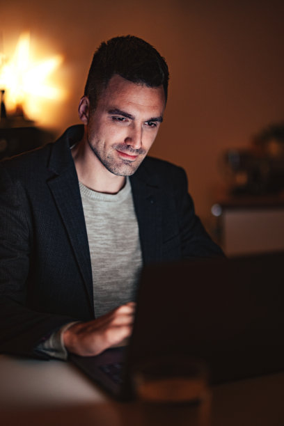 晚上在家工作的快乐商人图片下载