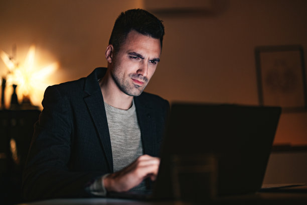 焦虑的商人晚上在家工作图片下载