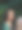 年轻女子正在公园里看书。图片下载