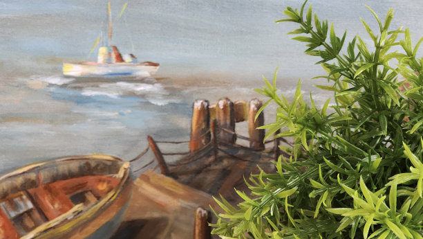 绿色灌木在前景与软焦点的码头和船在背景。图片下载